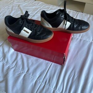 GUESS women’s Black and White Casual Sneakers